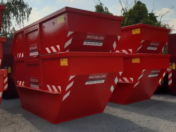 Absetzcontainer im Hof von Containerdienst Michalski in Essen